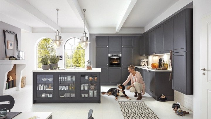landhaus kueche grau insel stauraum 1030x687