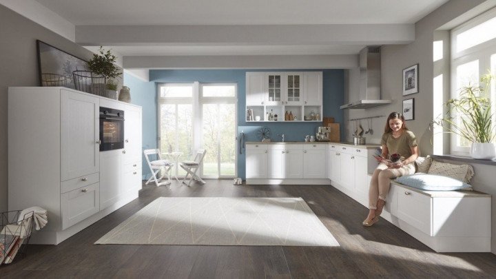 landhaus kueche l weiss hell sitzbank 1030x639