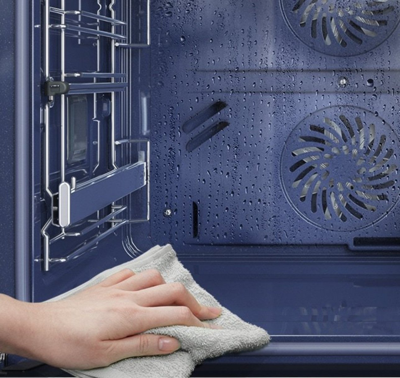 de feature easily cleans light soiling in the oven 437909074
